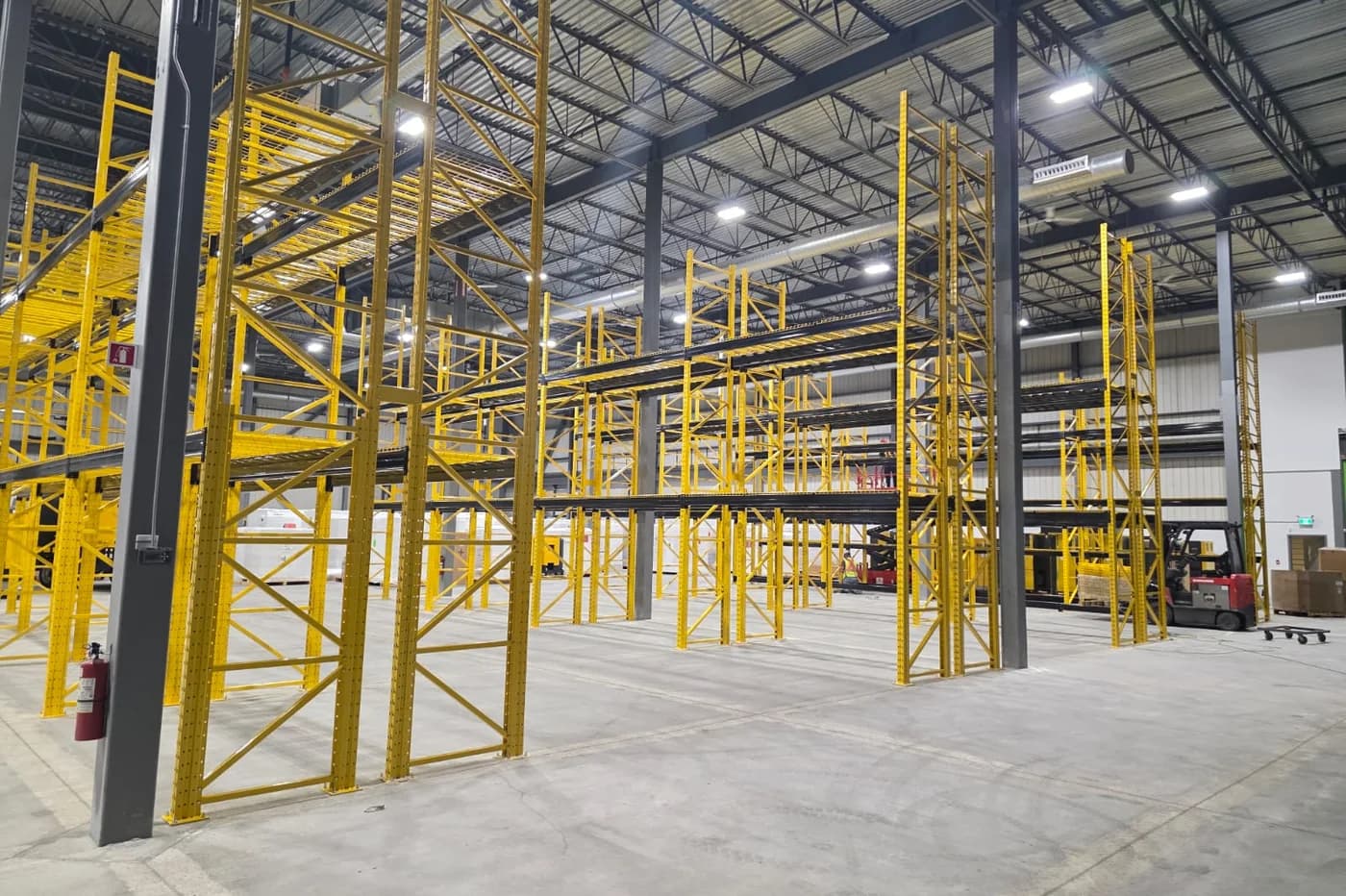Système de rayonnage industriel neuf installé dans un entrepôt