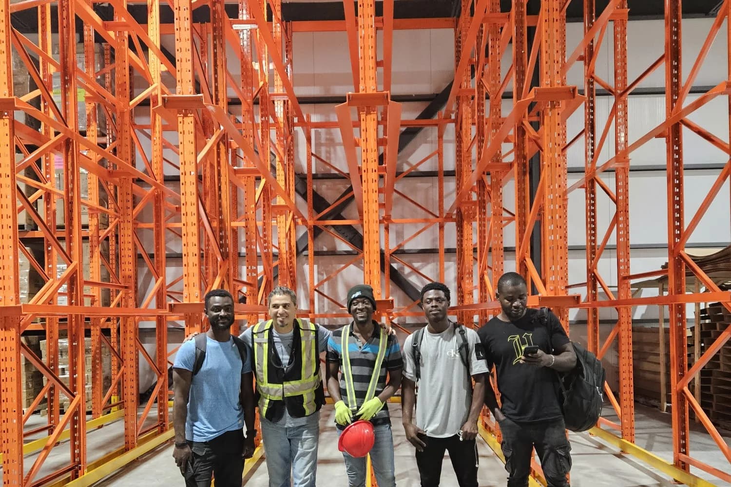 L'équipe de 3E Racking Systems sur un chantier d'installation de palettier